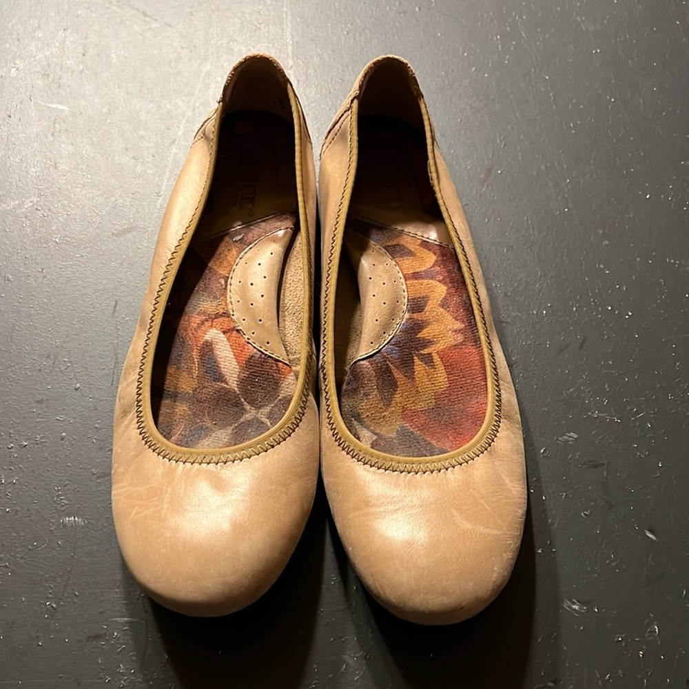 Born “Julianne” genuine leather ballet flats size 8.5 EUC